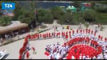 Fethiye'de insanlar dev Türk bayrağı oluşturdu