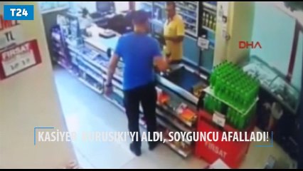 Kasiyer ters köşe yaptı, soyguncunun elinden silahı aldı!