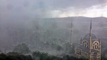 İstanbul&#39;da  şiddetli sağanak yağış  başladı