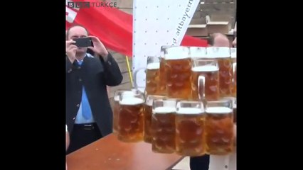 29 bira bardağını 40 metre taşıyarak rekor kırdı!