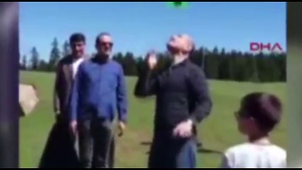 Çocuklarla top oynayan Bakan Soylu, kafasında top sektirdi!