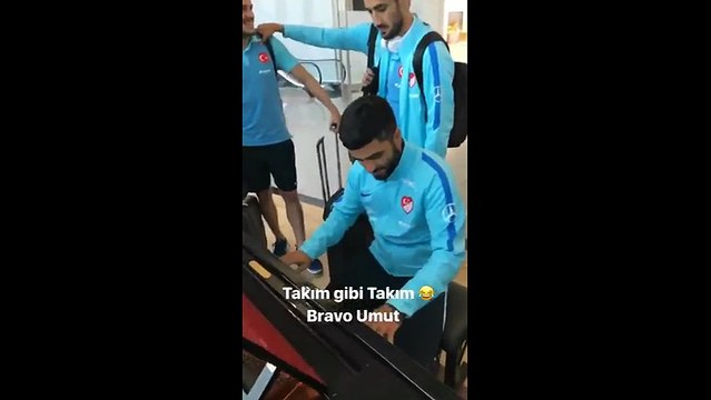 Milli futbolcu Umut Bozok'tan piyano şovu!