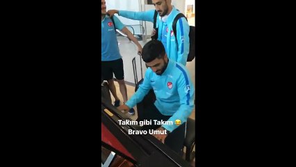 Milli futbolcu Umut Bozok'tan piyano şovu!