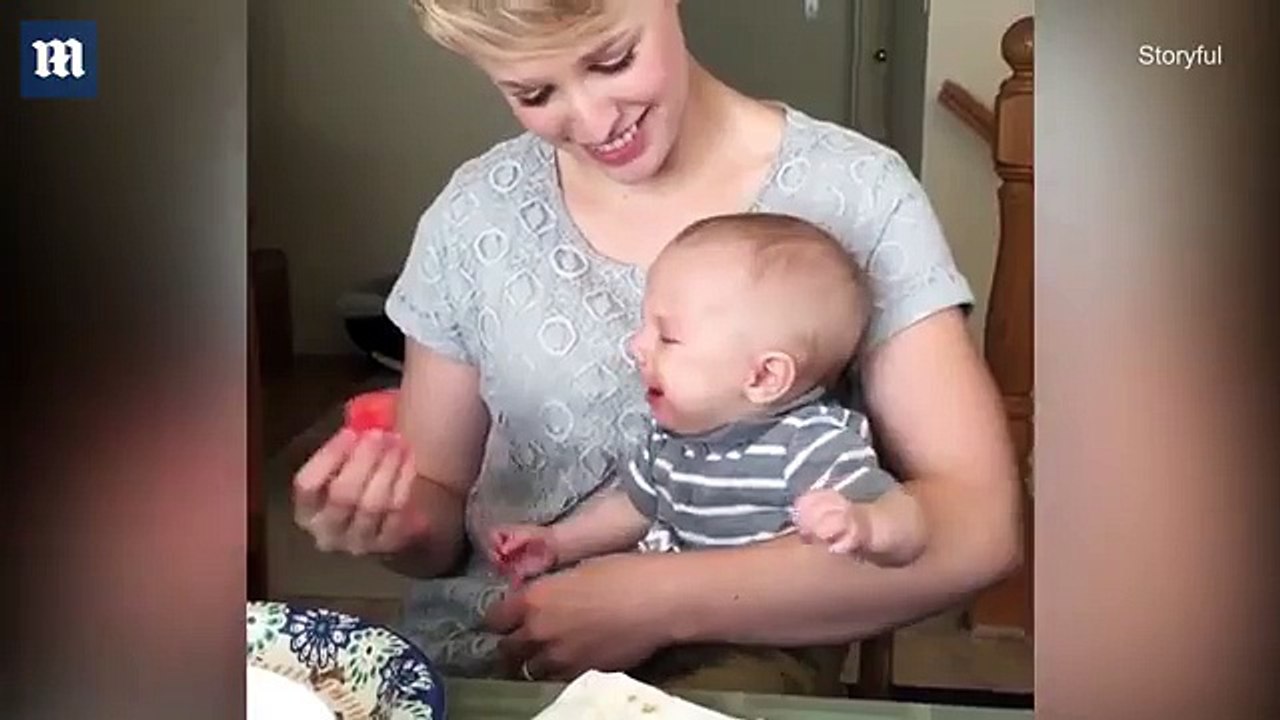 Sevimli bebek karpuz yemek için can atıyor!