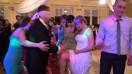 Garip bir Rus oyunu: İnsanların bacaklarına dokunarak gelini bulmaya çalışmak