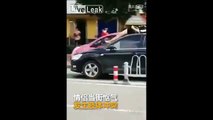 Erkek arkadaşı ile kavga eden kadın yolculuğuna arabanın üzerine çıkarak devam etti!