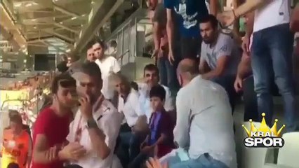 Tribünde iki küçük çocuğun formasını çıkardılar!