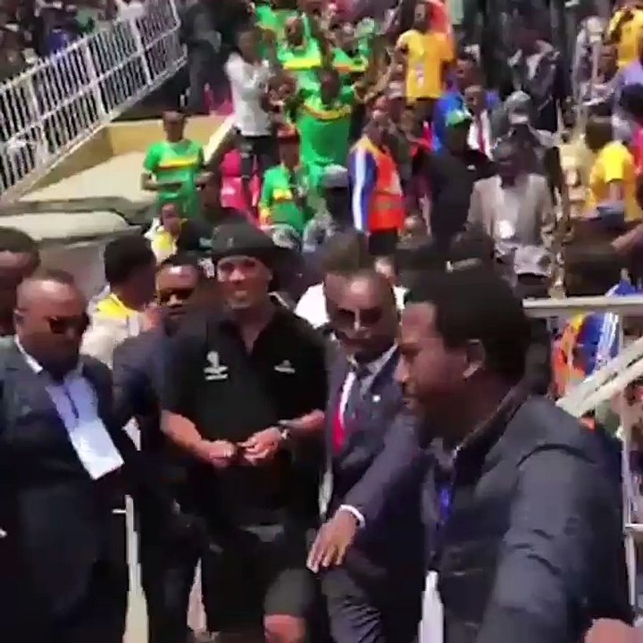 Ronaldinho est en Éthiopie. Regardez l'accueil qui lui a été réservé
