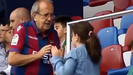 Dede ile torun tribünde oyun peşinde!