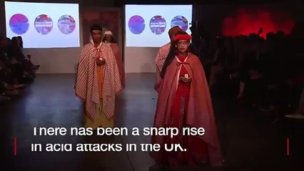 Asit saldırılarından kurtulan Bangladeşli kadınlar, Londra&#39;da podyuma çıktı