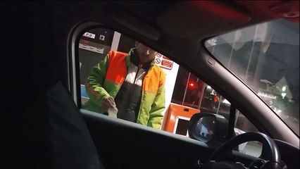 Sürücüsüz araç benzin almaya gelirse...