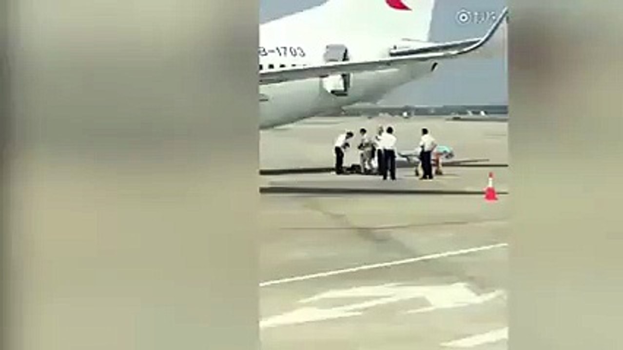 Hostes kalkış sırasında uçaktan düştü