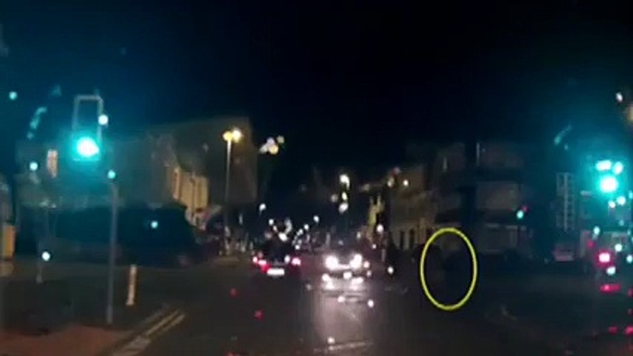 Tazminat alabilmek için arabanın üzerine atladı!