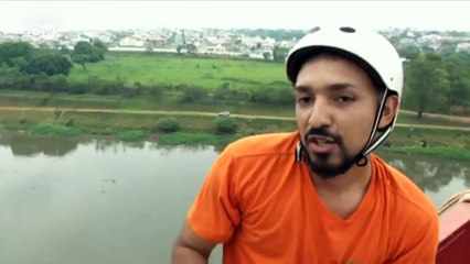 245 maceraperest, 30 metre yüksekliğindeki köprüden aynı anda iple atladı!