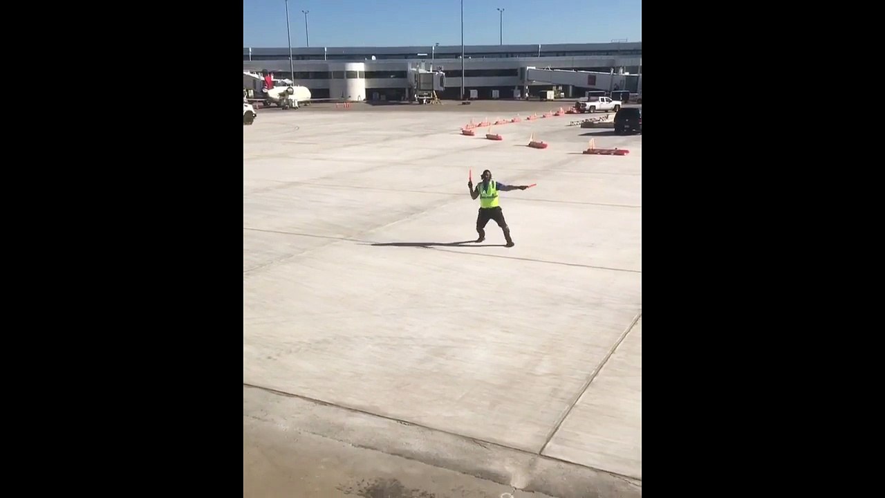 Bu uçuş görevlisi yolcuların rahatlaması için dans ediyor!