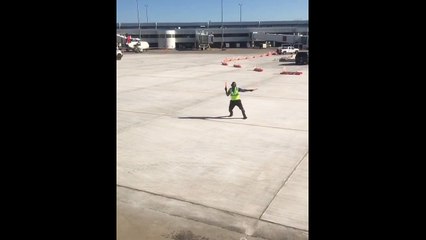 Bu uçuş görevlisi yolcuların rahatlaması için dans ediyor!