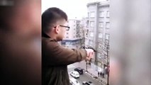 Evinin balkonuna çıkıp, elindeki silahla sokağa rastgele ateş etti!