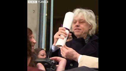 İrlandalı müzisyen Bob Geldof, Myanmar liderine tepki olarak Dublin Özgürlük Ödülü'nü iade etti