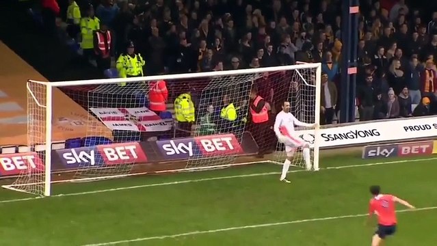 Olly Lee 65 metreden kaleciyi avladı!