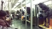 Metroya giren fare ortalığı karıştırdı!