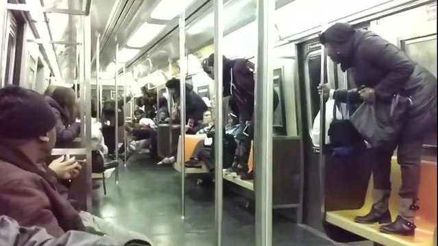 Metroya giren fare ortalığı karıştırdı!