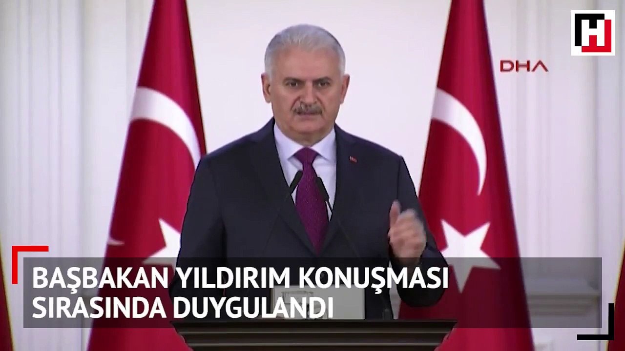 Orda bir şiir var uzakta: Başbakan mikrofonda;...