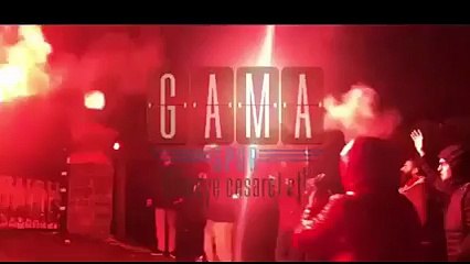 Galatasaray taraftarı, Fatih Terim&#39;in evinin önünde toplandı...