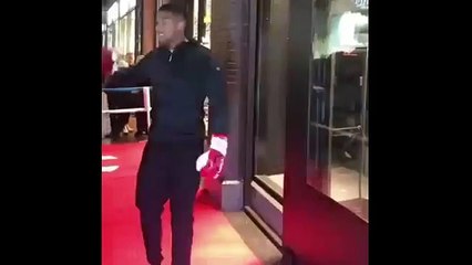 Anthony Joshua açılışı böyle yaptı!