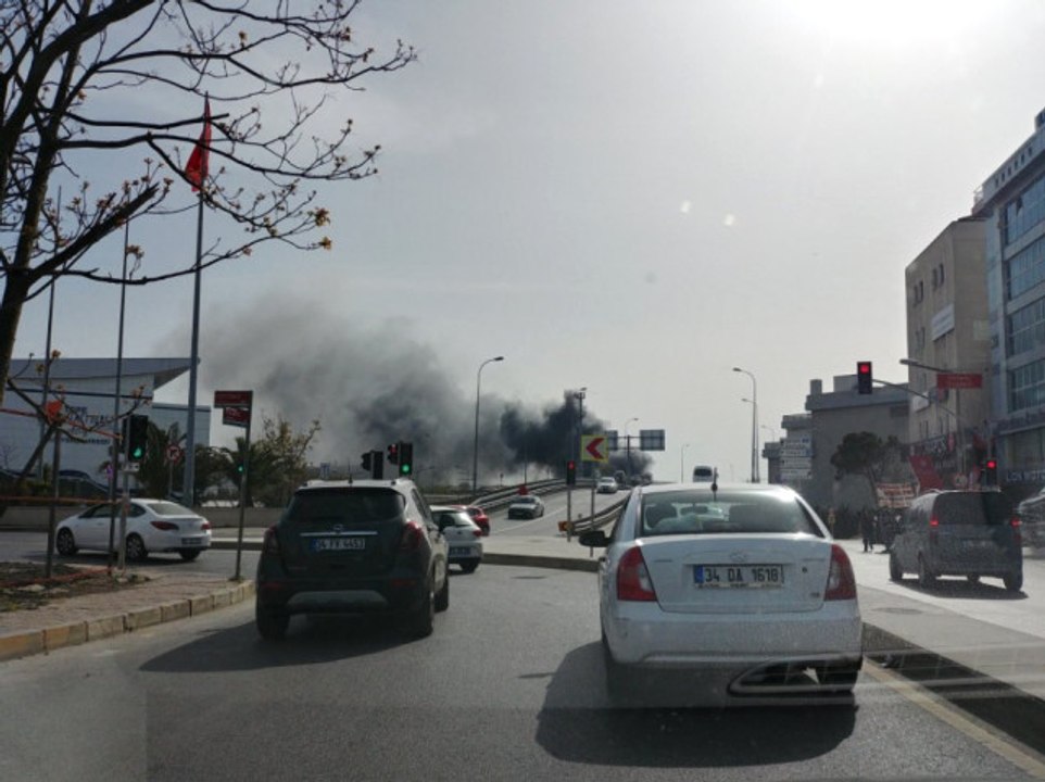 Haydarpaşa Garı'nda Boş Vagonlar Alev Aldı, Kadıköy Semaları Siyah Dumanlarla Kaplandı