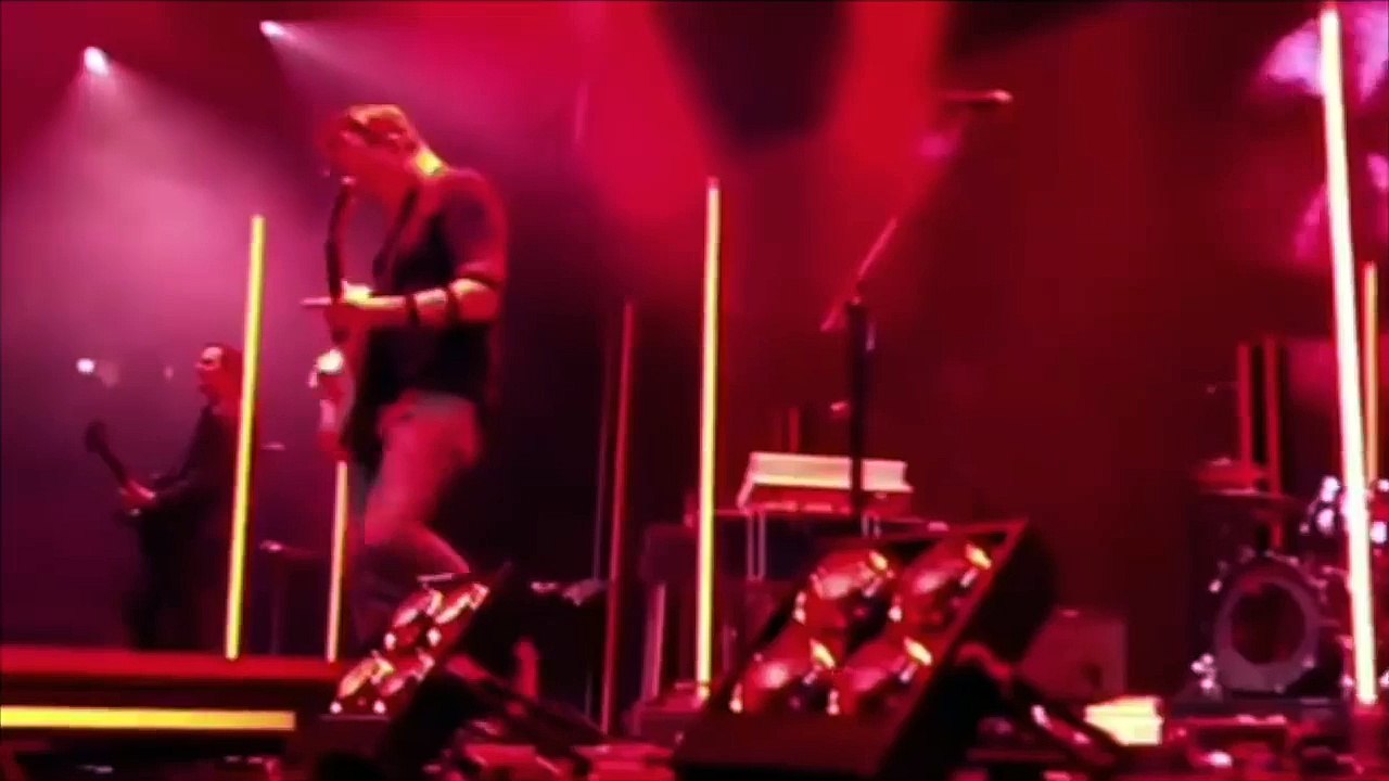 “Queens of the Stone Age”in solisti Joshua Homme konser sırasında fotoğrafçıya tekme attı!