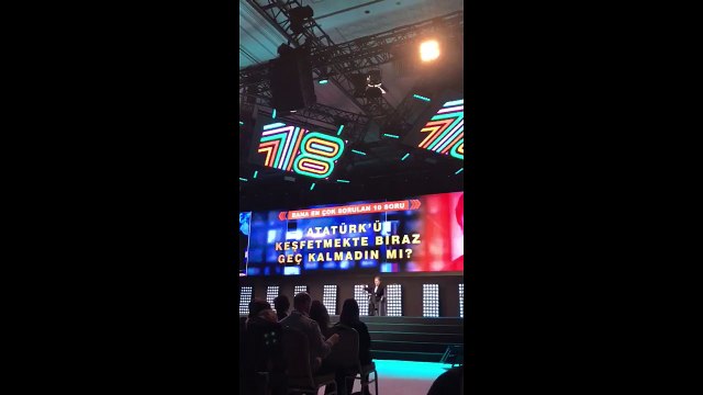 Atatürk'ü biraz geç de olsa farkettim, kendimi o mendebur çemberden kurtarabildim darısı diğerlerinin başına...