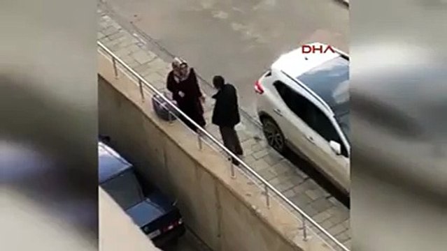 Bebekli kadına kaldırımda tekme attı: Niye yavaş yürüyorsun!