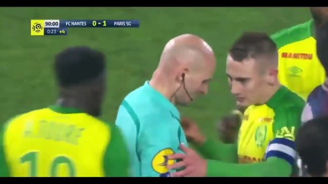 Nantes- PSG maçında hakem, futbolcuya önce tekme attı, sonra kırmızı kart gösterdi