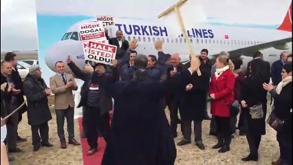 Niğde&#39;de 23 yıllık &#39;hasret bitti&#39;: CHP boş arazideki &#39;havaalanı&#39;na &#39;maket uçak&#39; indirdi