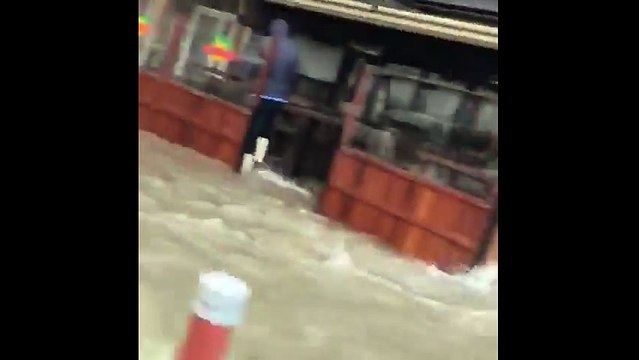 Deniz ile kara birleşti: İzmir Kordon'da fırtına ve şiddetli yağmur sonucu deniz yükseldi, sokaklar göle döndü