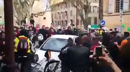 Une confrontation entre des manifestants et un automobiliste qui a percuté leur cortège !