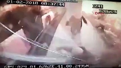 Üsküdar&#39;da otobüsün durağa çarptığı ve 3 kişinin hayatını kaybettiği anlar kameraya yansıdı