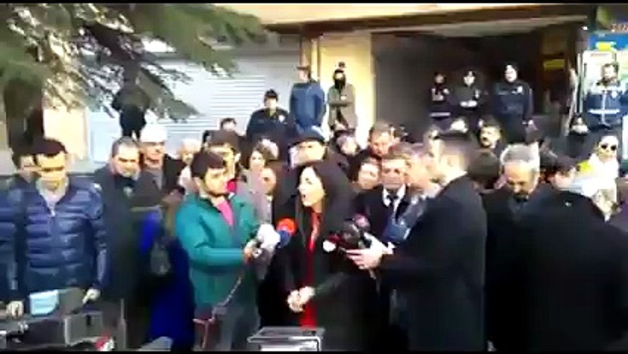 TTB merkezi önünde konuşan CHP milletvekili, hekim Candan Yüceer: Türkiye, yaklaşık 15 senedir bu sabahlara uyanıyor