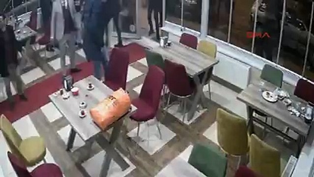 Polis, kokoreççide garsonu tokatladı, mekân sahibine silah çekti!