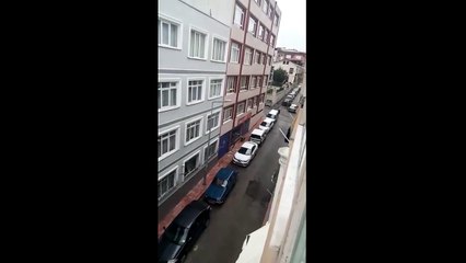 Cami hoparlörünü açık unutan müezzin, telefonla konuşursa...