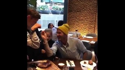 Nusret, David Beckham'ı elleriyle besledi