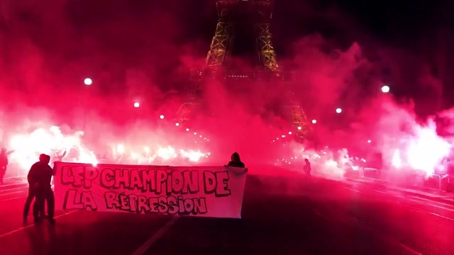 Les supporters parisiens enflamment la Tour Eiffel