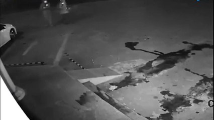 'Şaşkın' hırsız, elindeki tuğlayı mağaza vitrini yerine arkadaşının kafasına fırlattı!