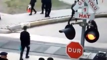 Yaşlı adam trenin altında kalmaktan son anda kurtarıldı, o anlar kameraya yansıdı