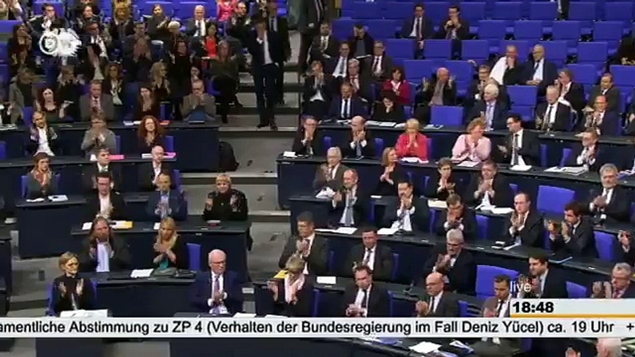 Cem Özdemir: Tüm tutuklu gazeteciler için mücadele edeceğiz