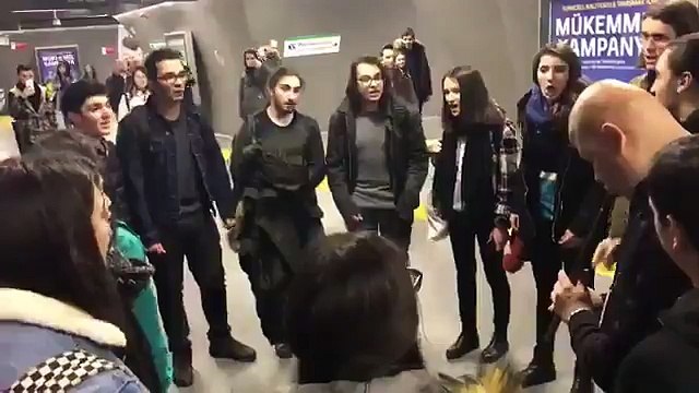 Sosyal medya görme engelli müzisyene eşlik eden, Boğaziçi Gençlik Korosunu konuşuyor!