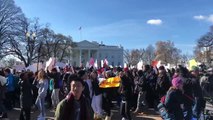 ABD'de Beyaz Saray önünde toplanan öğrenciler bireysel silahlanmayı protesto etti