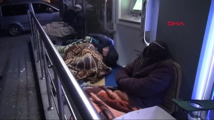 Kütahya TOKİ Konutları İçin Geceyi Banka Önünde Geçirdiler