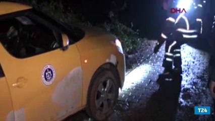 İnşaat temeline düşmek üzere olan taksiyi itfaiye kurtardı