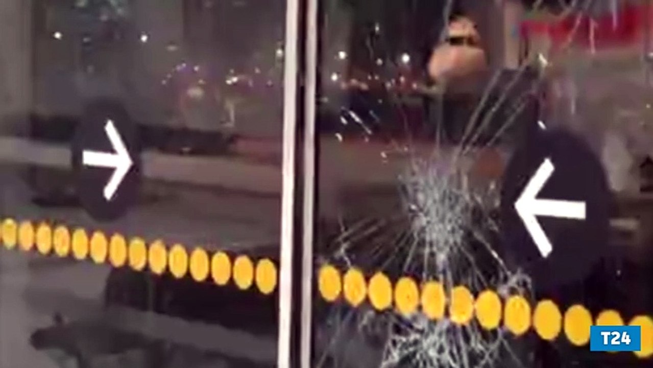 Uçağı kaçıran yolcu kapıyı kırıp aprona girdi